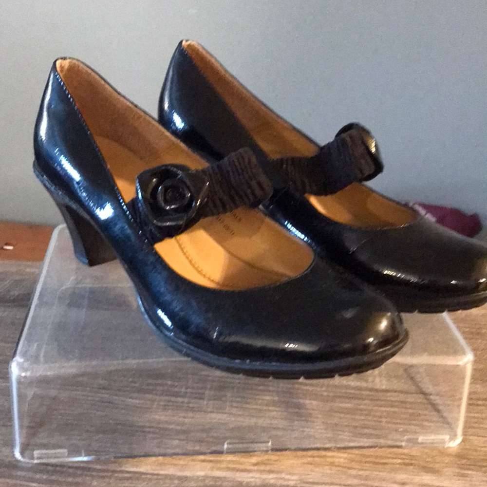 SIZE 9 BLACK HEELED SHOES